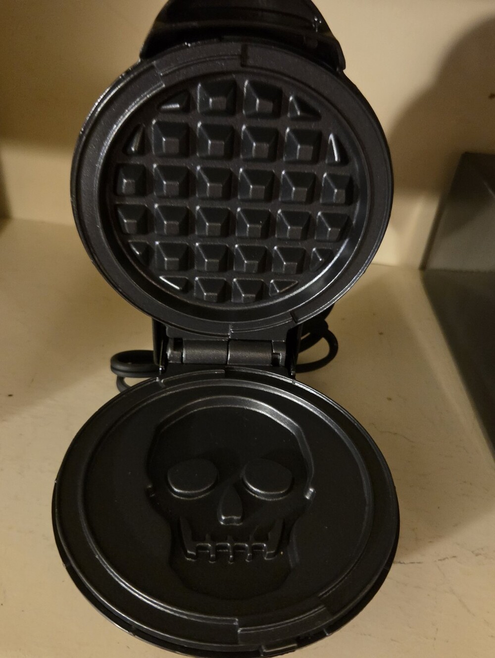 DASH Skull Mini Waffle Maker Black - New in Box NIB Halloween Spooky